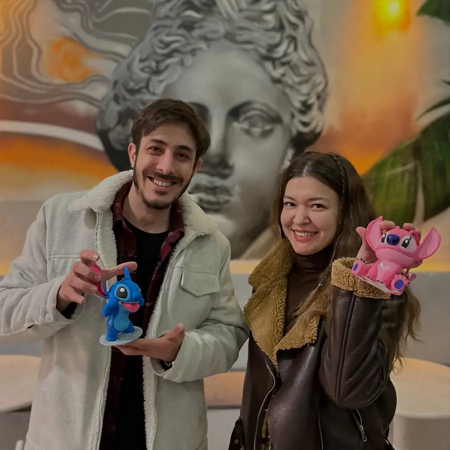 Social Grounds misafiri atölyede yaptığı eseriyle