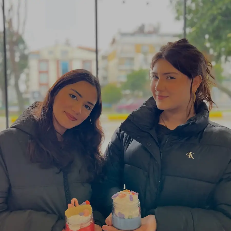 Social Grounds misafiri atölyede yaptığı eseriyle