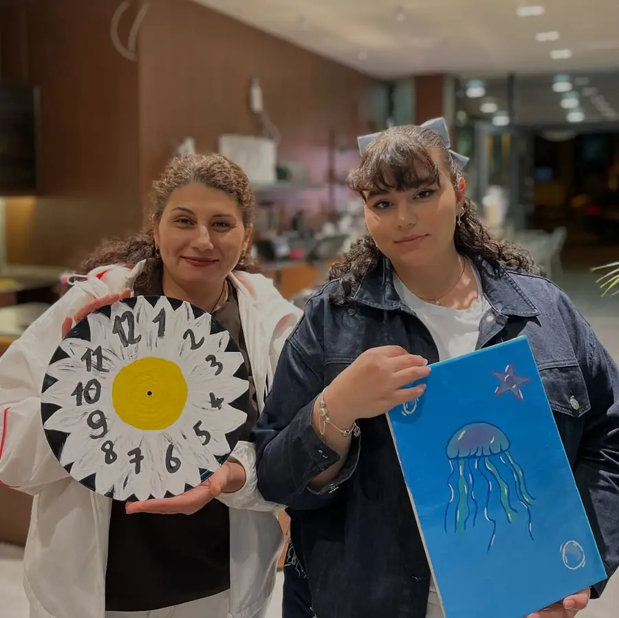 Social Grounds misafiri atölyede yaptığı eseriyle